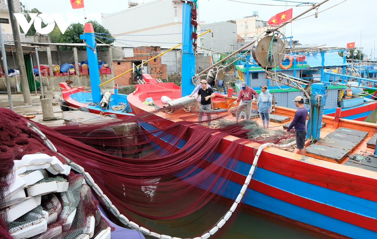 Những ngư dân đánh bắt hải sản xuyên Tết trên biển Trường Sa